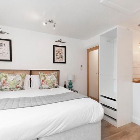 Modern Self Contained Studio Home Cheltenham Bagian luar foto