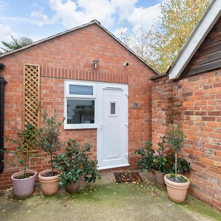 Modern Self Contained Studio Home Cheltenham Bagian luar foto