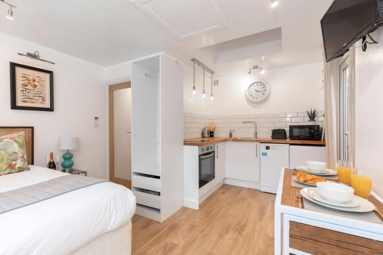 Modern Self Contained Studio Home Cheltenham Bagian luar foto