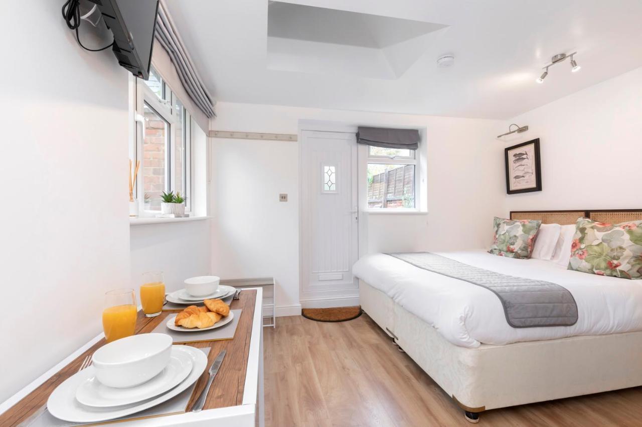 Modern Self Contained Studio Home Cheltenham Bagian luar foto