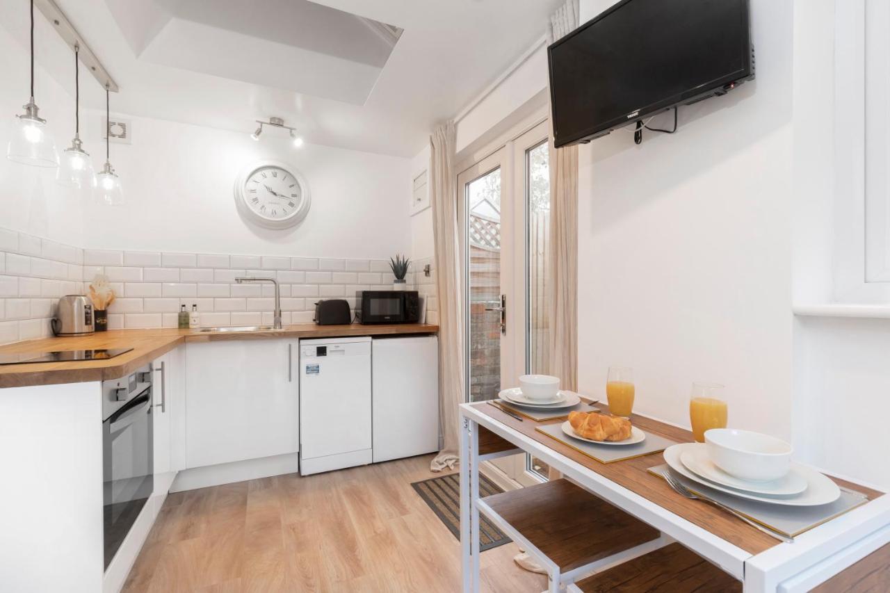 Modern Self Contained Studio Home Cheltenham Bagian luar foto