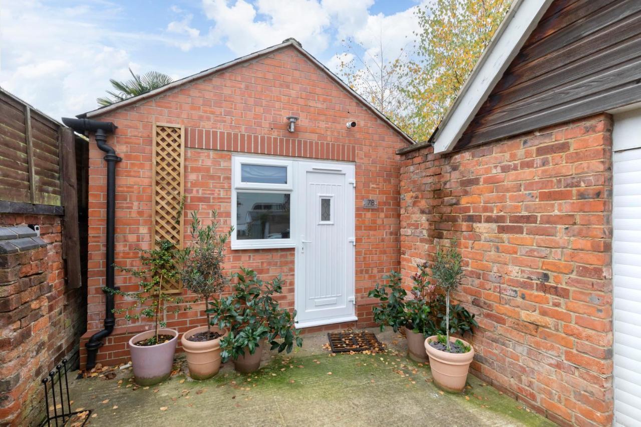 Modern Self Contained Studio Home Cheltenham Bagian luar foto
