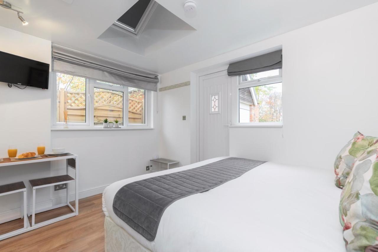 Modern Self Contained Studio Home Cheltenham Bagian luar foto