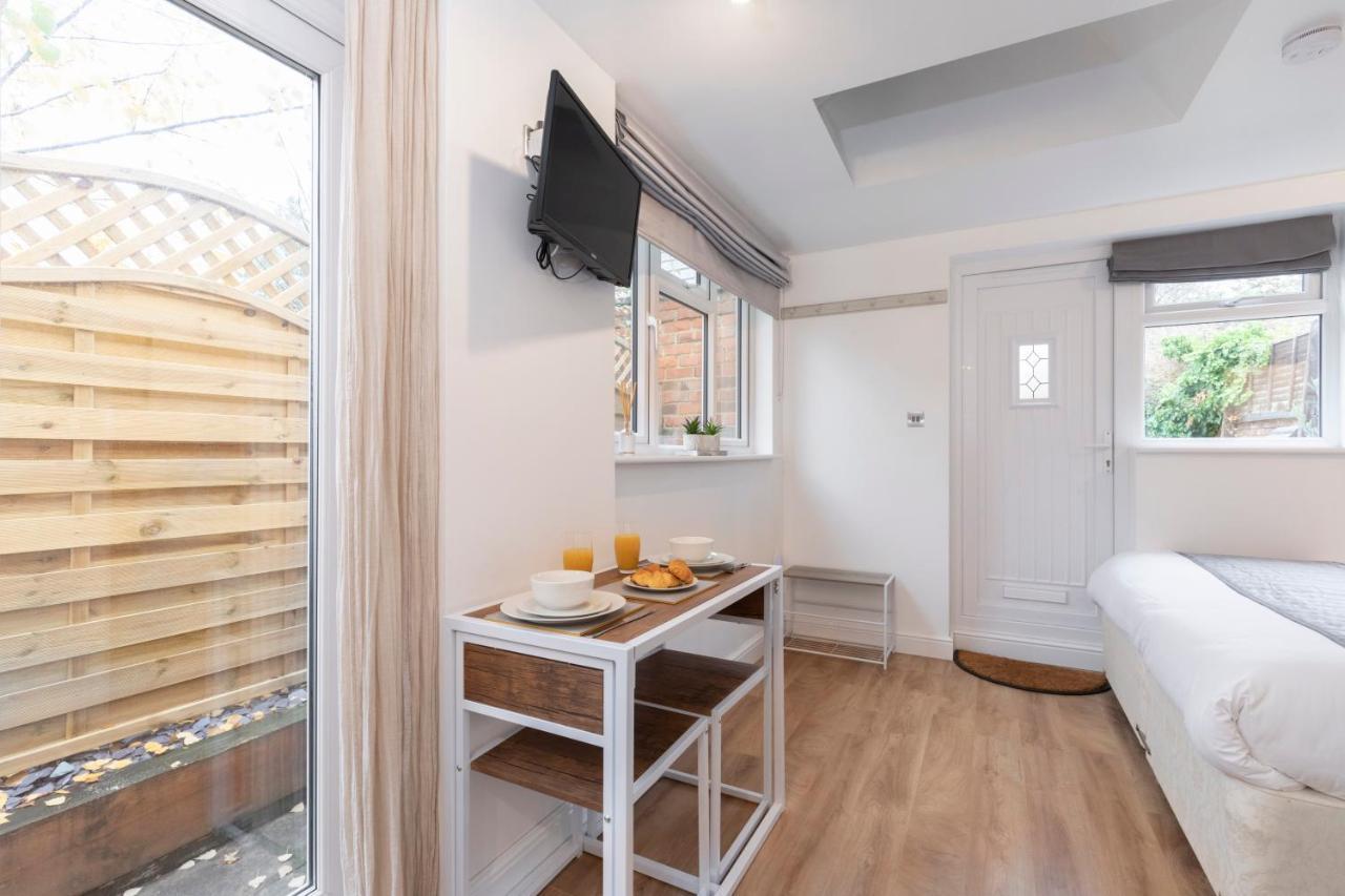 Modern Self Contained Studio Home Cheltenham Bagian luar foto