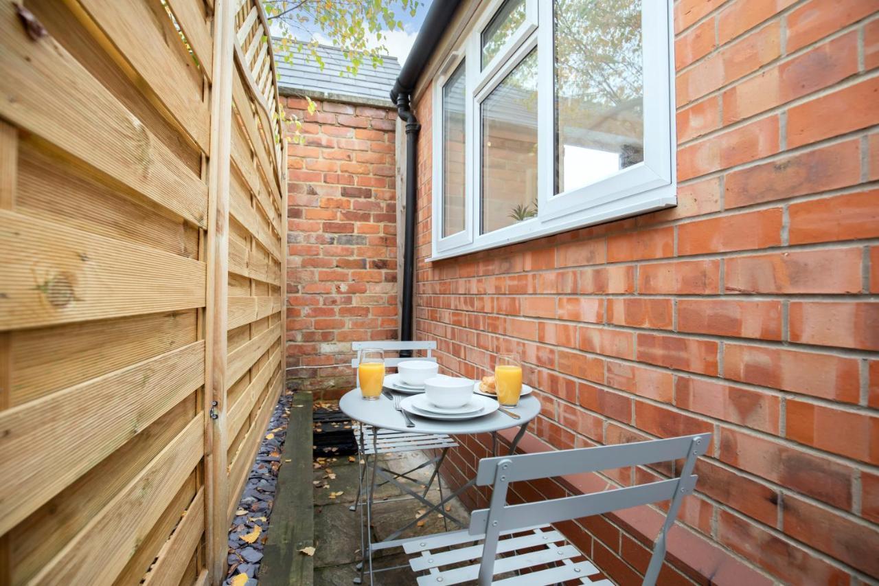 Modern Self Contained Studio Home Cheltenham Bagian luar foto